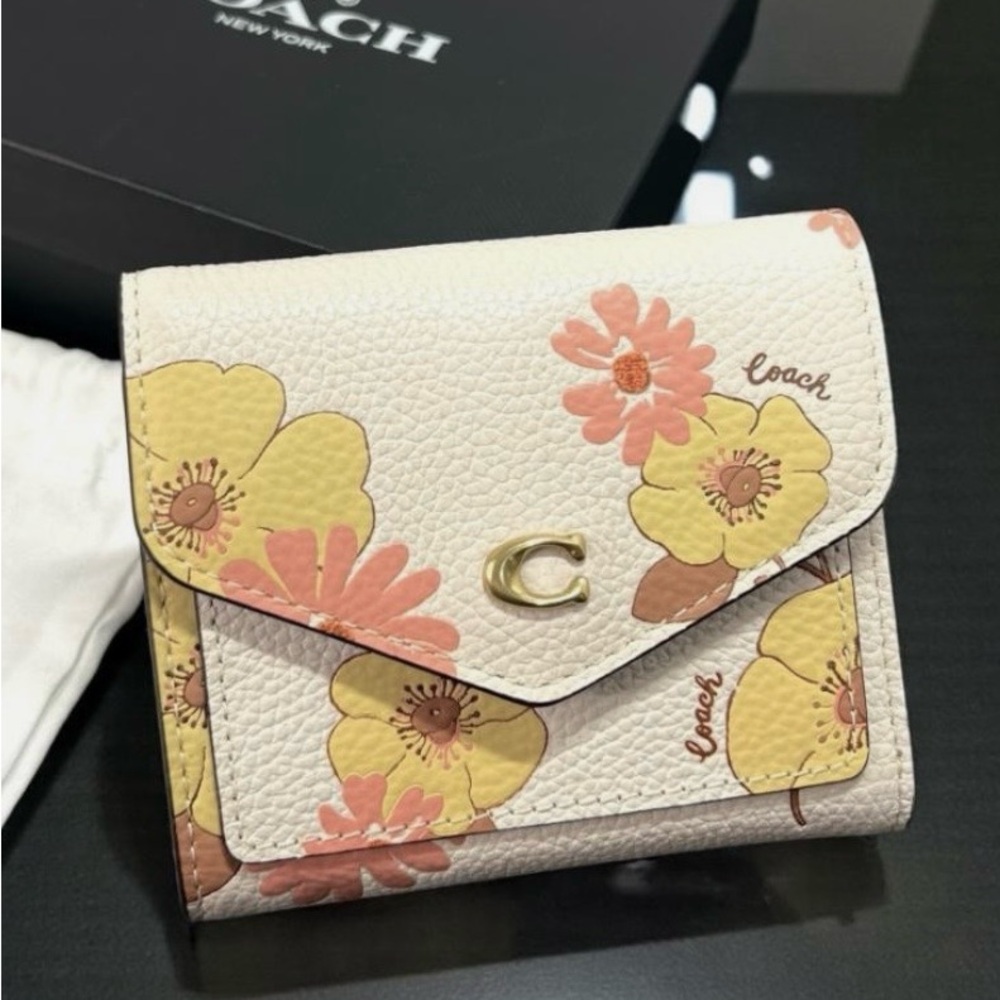 COACH Wyn Small Wallet Leather Floral, White Pink Yellow